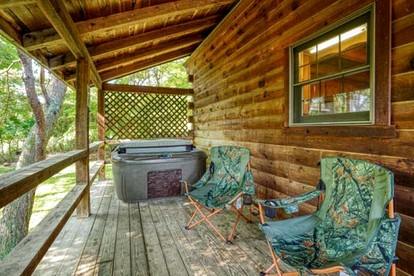 Escape to Logan, Ohio, in this Wonderful Log Cabin for Four with a Hot Tub and Pond - Logan, Ohio - glamping.directory