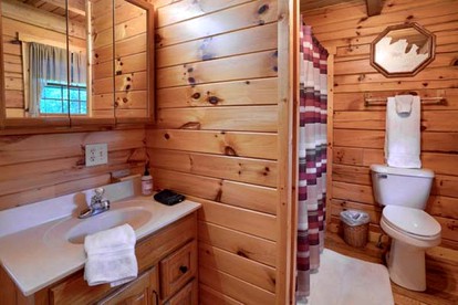 Escape to Logan, Ohio, in this Wonderful Log Cabin for Four with a Hot Tub and Pond - Logan, Ohio - glamping.directory