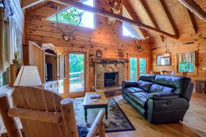 Escape to Logan, Ohio, in this Wonderful Log Cabin for Four with a Hot Tub and Pond - Logan, Ohio - glamping.directory