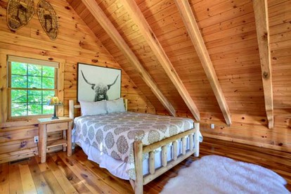 Escape to Logan, Ohio, in this Wonderful Log Cabin for Four with a Hot Tub and Pond - Logan, Ohio - glamping.directory