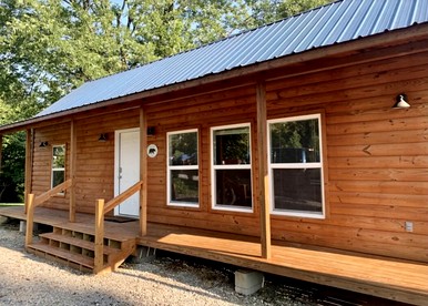 Incredible Cabin with Cute Forest Sights in Jamestown, Tennessee - Jamestown, Tennessee - glamping.directory
