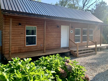 Incredible Cabin with Cute Forest Sights in Jamestown, Tennessee - Jamestown, Tennessee - glamping.directory