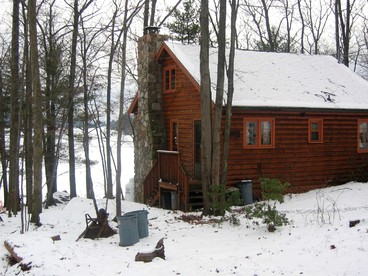 Idyllic Waterfront Log Cabin in Wayne County Overlooking Lake Wallenpaupack, Pennsylvania - glamping.directory