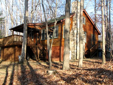 Idyllic Waterfront Log Cabin in Wayne County Overlooking Lake Wallenpaupack, Pennsylvania - Lakeville, Pennsylvania - glamping.directory