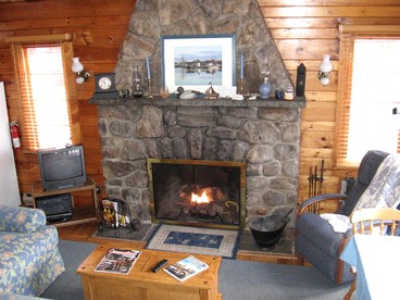 Idyllic Waterfront Log Cabin in Wayne County Overlooking Lake Wallenpaupack, Pennsylvania - Lakeville, Pennsylvania - glamping.directory