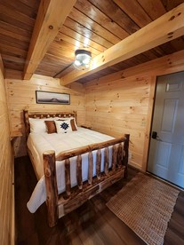 Modern Spacious Cabin near Tappan Lake with Jacuzzi and Panoramic Views in Ohio - Deersville, Ohio - glamping.directory