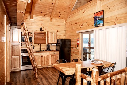 Modern Spacious Cabin near Tappan Lake with Jacuzzi and Panoramic Views in Ohio - Deersville, Ohio - glamping.directory