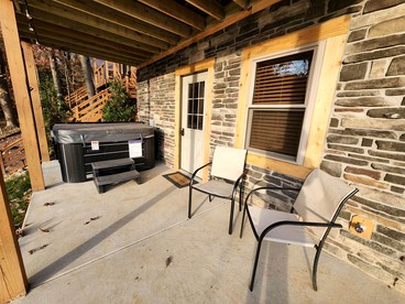 Modern Spacious Cabin near Tappan Lake with Jacuzzi and Panoramic Views in Ohio - Deersville, Ohio - glamping.directory