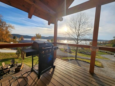Modern Spacious Cabin near Tappan Lake with Jacuzzi and Panoramic Views in Ohio - Deersville, Ohio - glamping.directory