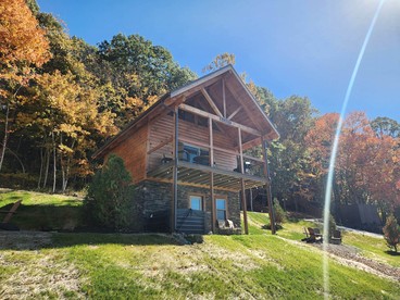 Modern Spacious Cabin near Tappan Lake with Jacuzzi and Panoramic Views in Ohio - Deersville, Ohio - glamping.directory