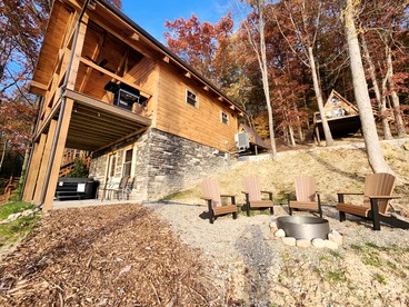 Modern Spacious Cabin near Tappan Lake with Jacuzzi and Panoramic Views in Ohio - Deersville, Ohio - glamping.directory