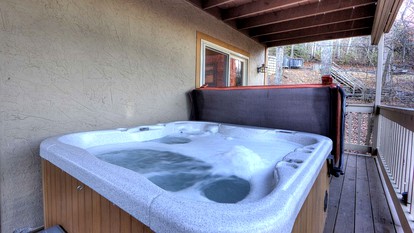 Pet-Friendly Luxury Cabin with a Hot Tub in Gatlinburg Tennessee - Gatlinburg, Tennessee - glamping.directory