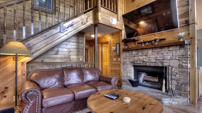 Pet-Friendly Luxury Cabin with a Hot Tub in Gatlinburg Tennessee - Gatlinburg, Tennessee - glamping.directory
