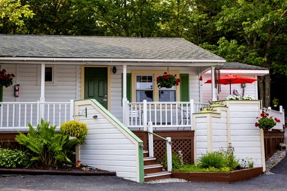 Sunny Room with a Private Deck in a Bed and Breakfast near Camden Hills State Park, Maine - glamping.directory