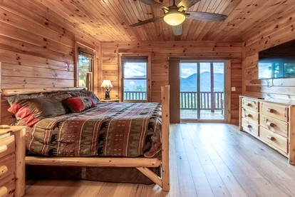 Spacious Smoky Mountain Cabin with Hot Tub & Game Room near Waynesville, NC - Waynesville, North Carolina - glamping.directory
