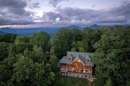 Spacious Smoky Mountain Cabin with Hot Tub & Game Room near Waynesville, NC - Waynesville, North Carolina - glamping.directory
