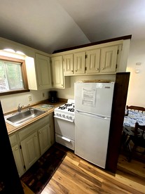 Charming Cottage with Private Deck and Modern Amenities near Camden, Maine - Lincolnville, Maine - glamping.directory
