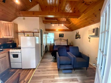Charming Cottage with Private Deck and Modern Amenities near Camden, Maine - Lincolnville, Maine - glamping.directory