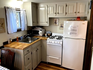 Charming Cottage with Private Deck and Modern Amenities near Camden, Maine - Lincolnville, Maine - glamping.directory