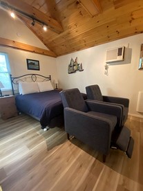 Charming Cottage with Private Deck and Modern Amenities near Camden, Maine - Lincolnville, Maine - glamping.directory