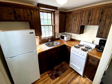 Charming Cottage with Private Deck and Modern Amenities near Camden, Maine - Lincolnville, Maine - glamping.directory
