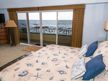 Oceanfront Villa Rental with a Home Theater and Pool in Kailua-Kona, Hawaii - Kailua-Kona, Hawaii - glamping.directory