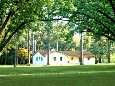 Magnificent Three-Bedroom Cottage Rental near Downtown Bainbridge, Georgia - Bainbridge, Georgia - glamping.directory