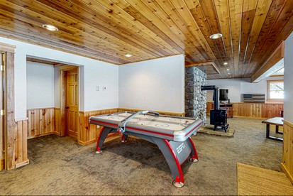 Splendid Cabin with Jacuzzi and Game Space in Maine - Greenville, Maine - glamping.directory
