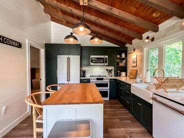 Enjoyable Cabin Nestled Amidst Trees and Barbecue Provided in North Conway, New Hampshire - North Conway, New Hampshire - glamping.directory
