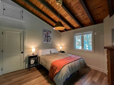 Enjoyable Cabin Nestled Amidst Trees and Barbecue Provided in North Conway, New Hampshire - North Conway, New Hampshire - glamping.directory