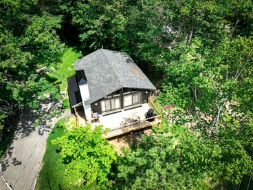 Enjoyable Cabin Nestled Amidst Trees and Barbecue Provided in North Conway, New Hampshire - glamping.directory
