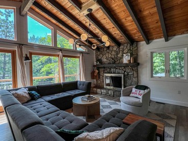 Enjoyable Cabin Nestled Amidst Trees and Barbecue Provided in North Conway, New Hampshire - North Conway, New Hampshire - glamping.directory
