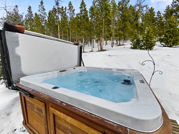 Spacious Mountain Cabin with Amazing Views, Private Hot-Tub and Barbecue in Breckenridge, Colorado - Breckenridge, Colorado - glamping.directory