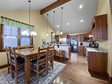 Spacious Mountain Cabin with Amazing Views, Private Hot-Tub and Barbecue in Breckenridge, Colorado - Breckenridge, Colorado - glamping.directory