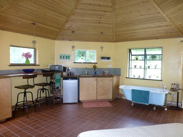 Charming Tiny Cottage near the Finger Lakes and Ithaca in Upstate New York - Newfield, New York - glamping.directory