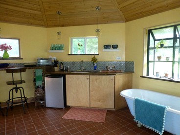 Charming Tiny Cottage near the Finger Lakes and Ithaca in Upstate New York - Newfield, New York - glamping.directory
