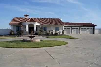 Family-Friendly Vacation Home with Pool, Sports Courts & Event Space near Tracy Sky-Dive Center – Tracy, California - glamping.directory