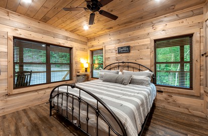 Modern Cabin Rental for 8 with Hot Tub- Ideal for Glamping in the Great Smoky Mountains - Sevierville, Tennessee - glamping.directory