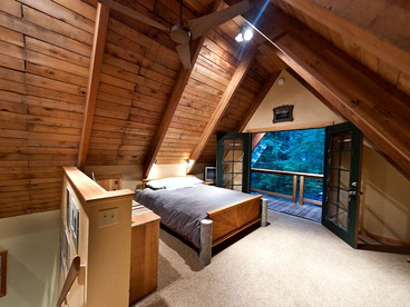 Forest Cabin Rental on the Sandy River near Mt. Hood in Oregon - Rhododendron, Oregon - glamping.directory