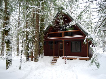 Forest Cabin Rental on the Sandy River near Mt. Hood in Oregon - Rhododendron, Oregon - glamping.directory