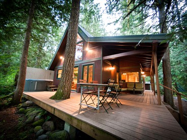 Forest Cabin Rental on the Sandy River near Mt. Hood in Oregon - Rhododendron, Oregon - glamping.directory