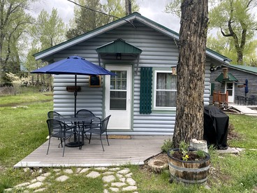 Delightful Secluded Cabin in Riverside, Wyoming - glamping.directory
