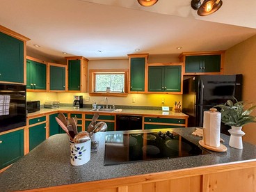 Luxury Treetop Mountain Cabin with Private Hot Tub, Infrared Sauna & Game Room Near Pleasant Mountain, Bridgton, Maine - Bridgton, Maine - glamping.directory