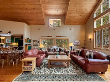 Luxury Treetop Mountain Cabin with Private Hot Tub, Infrared Sauna & Game Room Near Pleasant Mountain, Bridgton, Maine - Bridgton, Maine - glamping.directory