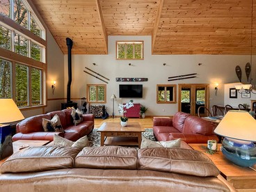 Luxury Treetop Mountain Cabin with Private Hot Tub, Infrared Sauna & Game Room Near Pleasant Mountain, Bridgton, Maine - Bridgton, Maine - glamping.directory
