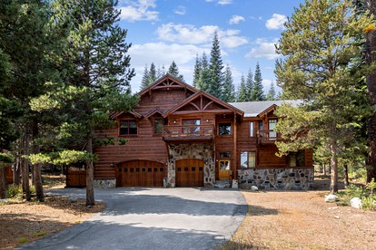 Luxury Cabin with a Private Hot Tub in Tahoe Donner, California - Truckee, California - glamping.directory