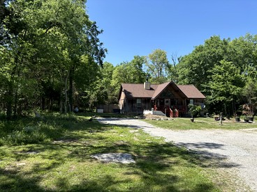 Peaceful Tiny Cabin Escape with Loft, Private Trail & Forest Views in Columbia, Tennessee - Columbia, Tennessee - glamping.directory