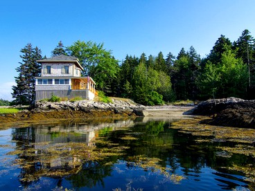 Incredible Cottage Vacation Rental in Mid Coast Maine with Private Beach near Brunswick, Maine - Phippsburg, Maine - glamping.directory