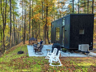 Romantic Tiny House for a Couples Getaway near Albany, New York - South Cairo, New York - glamping.directory