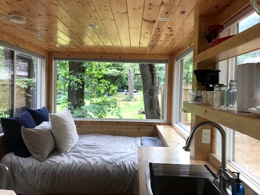 Romantic Tiny House for a Couples Getaway near Albany, New York - South Cairo, New York - glamping.directory